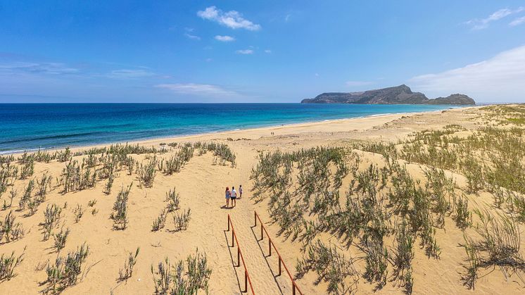 En gruppe norske og portugisiske forskere har gjennom vitenskapelige studier funnet ut at Porto Santos ni kilometer lange sandstrand har helbredende egenskaper. Foto: Amisol Travel.