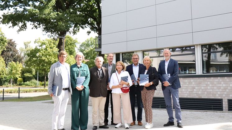 Buchvorstellung "Maieutisches Stöhnen": Prof. Dr. Verena Pietzner (2.v.l), Prof. Karl-Eckhard Carius (3.v.l), mit Stifter*innen, (c) Uni Vechta 