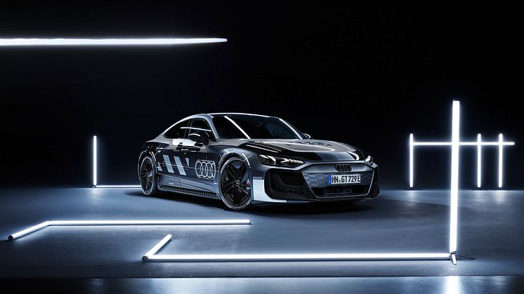 Audi e-tron GT prototype med black camouflage