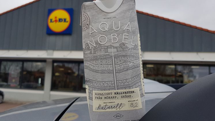 Den 4 maj blir Aqua Nobels källvatten i klimatsmart kartong tillgängligt i Lidls samtliga 194 butiker i Sverige.