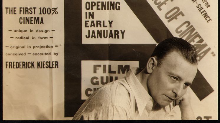 Fredrick Kiesler med postern för Film Guild Cinema, New York 1929 © 2014 Austrian Frederick and Lillian Kiesler Private Foundation, Vienna