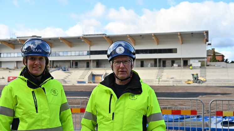 Projektledare Cecilia Wahlskog och Anders Emilsson framför västra läktaren på Rimnersvallen. 