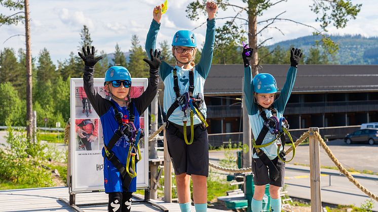 Andreas Markhus (8år), Ida Sunde Ødegaard (10 år) og Live Thorsen (7 år) var Chiefs of fun i Trysil i sommer. Foto: Jonas Sjögren