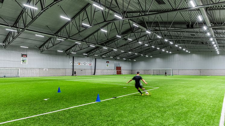 Idag har fotbollsspelarna i Nils Holgersson-hallen en mycket bättre ljusmiljö och kunden är nöjd, bytet från metallhalogen till led märktes nämligen också i energiförbrukningen – det har helt enkelt blivit mer ljus och mindre energi!