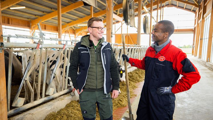 Influencer Tarik durfte einen Tag auf einem landwirtschaftlichen Betrieb bei Hannover mitarbeiten. Foto: ©Forum Moderne Landwirtschaft x Initiative Milch / Gero Breloer