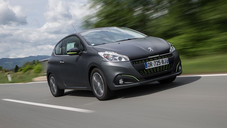 Premiär för Peugeot 208 klädd i ”haute couture” lack 