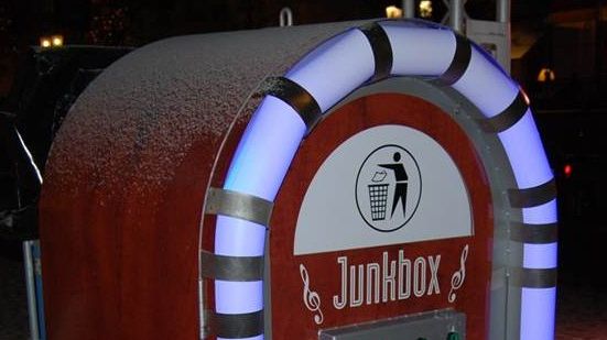 Julmusik i skräpkorgen på Stortorget