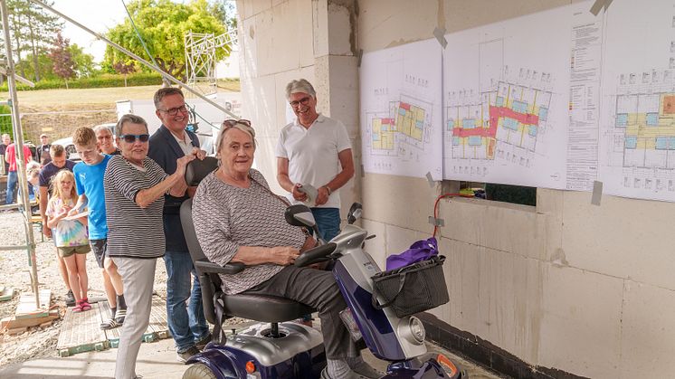 Trudi Garreis, Rainer Möller, Karin Garreis und Architekt Thomas Georg, RJ Planungsbüro (von links) warfen zusammen einen Blick auf die Baupläne des Neubaus. (Foto: Stefan Betzler)