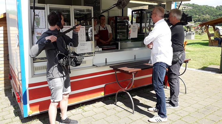 Dreharbeiten für die nordstory am Weser-Radweg an Ulrike's Kultimbiss in Reileifzen