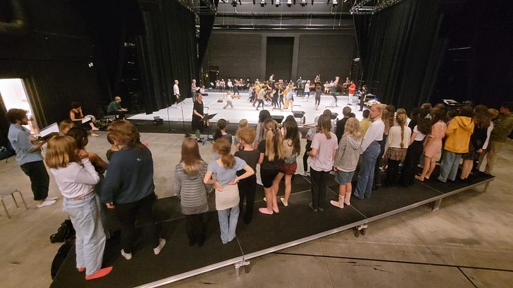 Den 5 juni var första gången alla grupper träffades på Skånes dansteater.