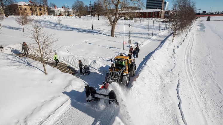 Snöröjning av gång- och cykelväg i Broparken. Foto Fredrik Larsson.