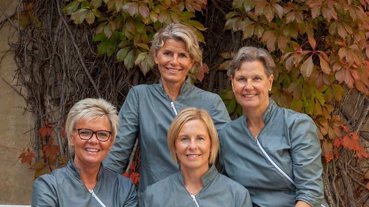 Tandsköterskorna Kristina, Gittan och Anna tillsammans med verksamhetschefen och tandläkaren Anna Strömblad (stående).