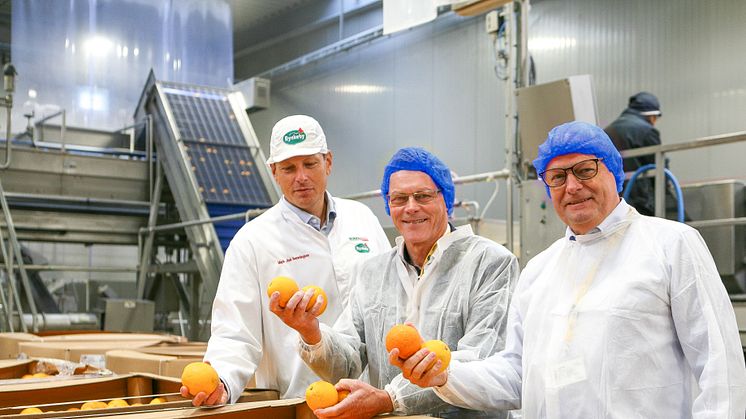 Fra venstre: Direktør i Rynkeby Foods, Mark Hemmingsen, folketingsmedlem for Venstre, Erling Bonnesen & direktør i MLDK Mærkevareleverandørerne, Niels Jensen, på besøg i Rynkebys produktion. Alle fotos: Lisa Larsen