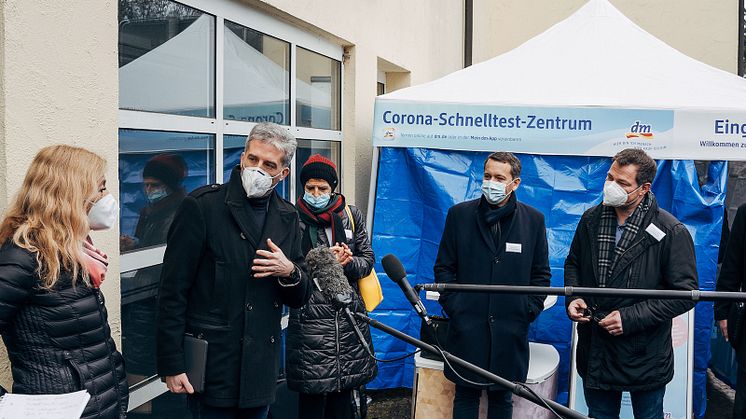 (v.l.n.r.) Dr. Lisa Federle, Pandemiebeauftragte Tübingen, Boris Palmer, Oberbürgermeister, Sabine Hagmann, Hauptgeschäftsführerin des HDE Baden-Württemberg, Christoph Werner, Vorsitzender der dm-Geschäftsführung, dm-Geschäftsführer Christian Harms