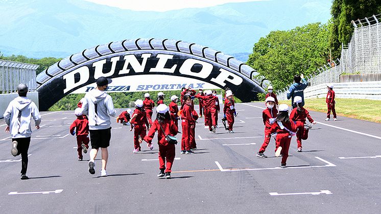 サーキットを自由に走る村田小学校2年生の児童たち