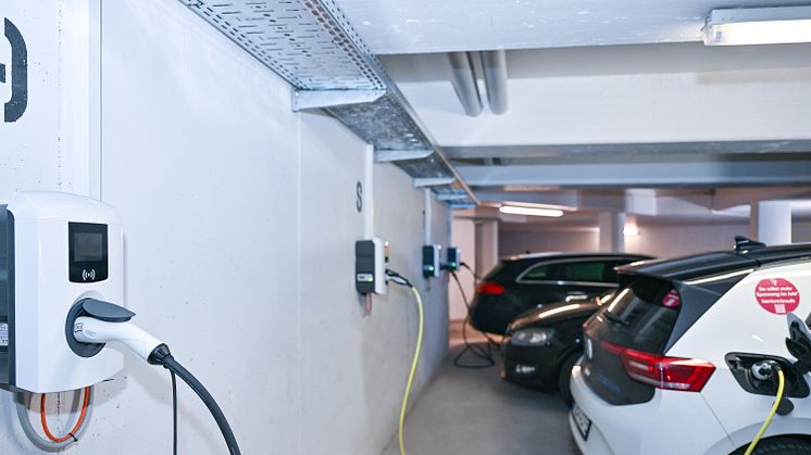 Bewohnerinnen und Bewohner einer Eigentumswohnanlage in Donauwörth nutzen die „LEW Ladelösung Tiefgarage“ für bequemes Aufladen ihrer Elektrofahrzeuge an persönlichen Wallboxen.