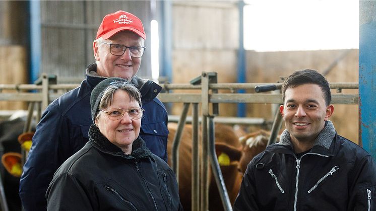 Generationsskifte är redan uppstartat med Johan (till höger), som tar över gården efter Carina och Torbjörn (till vänster). 