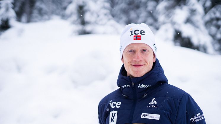 FORNYER SAMARBEIDET: Hurtigruta Carglass, Norges Skiskytterforbund og Johannes Thingnes Bø forlenger samarbeidet med enda ett år. Foto: Christian Haukeli