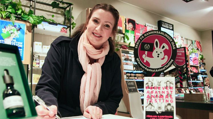 Birgitta Ohlsson i The Body Shops flaggskeppsbutik på Drottninggatan i Stockholm. Foto: Ryska Posten Event