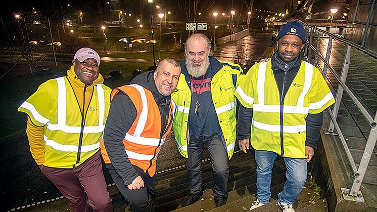 Kelvin Banye, Rais Abbas, Alismir Jugo och Anthony Omozuafo är några av trettiotalet föreningsvandrare som ger sig ut i kvällsmörkret på fredagskvällen.