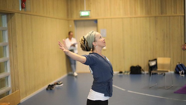 Josefin Wikström är utbildad inom traumanpassad yoga och här håller hon utbildning för verksamma inom rättspsykiatrin.