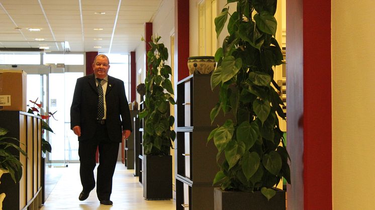 Poul Erik Krogh ses her på sin elskede arbejdsplads Forenede Services hovedkontor i Søborg. Foto: Jannik Preisler. 