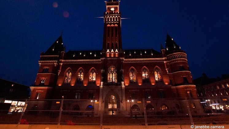 Rådhuset har under våren 2018 fått ny belysning, för att framhäva byggnadens unika detaljer. Foto: Jan Ebbesson