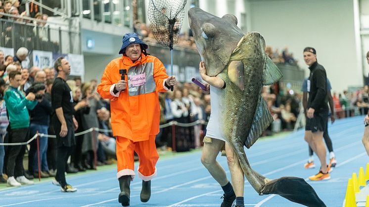 Dag Sørli (til venstre) veksler med Trym Eidem Gundersen. Foto: Andreas Bjerknes,  Vikebladet Vestposten