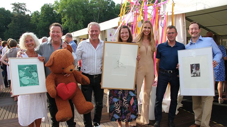 Schirmherrin Gabriele Tiefensee, Sebastian Krumbiegel, Bärenherzunterstützer Steffen Göpel, Geschäftsführerin des Fördervereins Ulrike Herkner, Moderatorin Sylvia Walker, RB-Sportdirektor Ralf Rangnick, Vorstandsvorsitzender Hubertus von Erffa