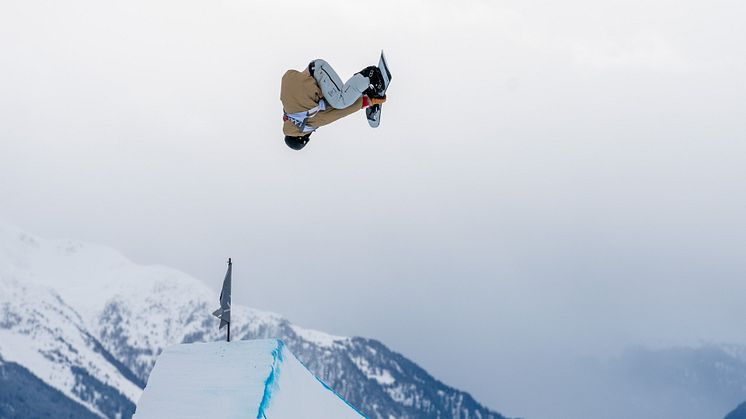 Snowboardåkaren Niklas Mattsson är redo för säsongens första slopestyletävling på världscupen. Foto: Ruggli