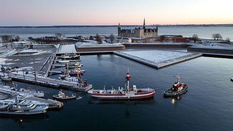 (Foto Ole Thomsen/Helsingør Havne) Fyrskibet "GEDSER REV" forlader Helsingør på slæb mod renovering i Hvide Sande. Fyrskibet er et stykke flydende danmarkshistorie og var bl.a. redningsplanke for østtyske flygtninge under den kolde krig. 