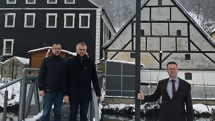 von links: Projektplaner Jürgen Hauer, Kommunalmanager Stephan Leibl und Bürgermeister Florian Junkes bei der Inbetriebnahme einer Solar-Straßenleuchte. Die Gemeinde Hohenburg hat vier Solar-Lampen mit integriertem Speicher aufgestellt.