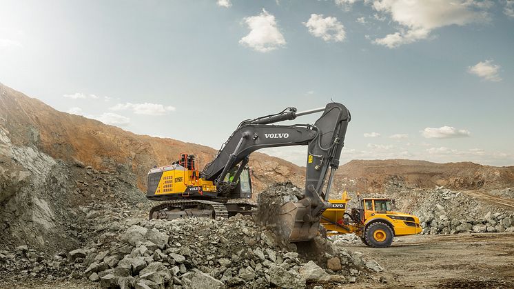 EC950F är den största grävmaskinen i Volvos sortiment och en perfekt matchning med A60H-dumpern.