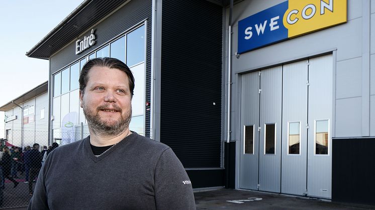 Platschef Mattias Mattsson framför Swecons nya anläggning i Karlstad