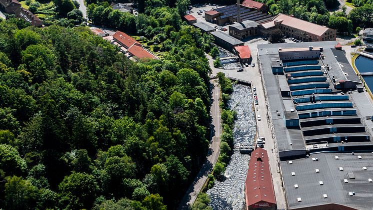 Drönarfoto som visar del av den avspärrade Jonseredsvägen utmed Säveån vid Jonsereds Fabriker.
