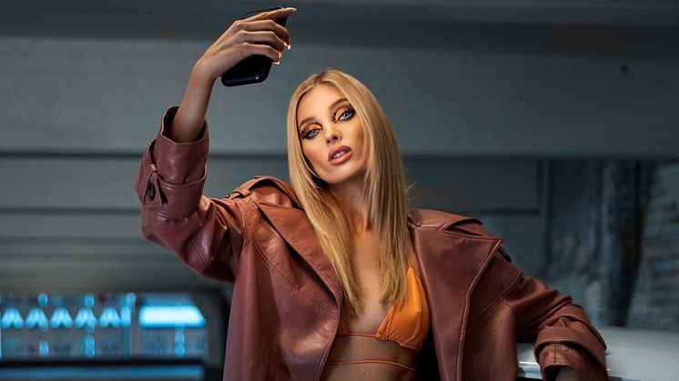 Svenska toppmodellen Elsa Hosk är ambassadör för Brightmond mirrorcase.