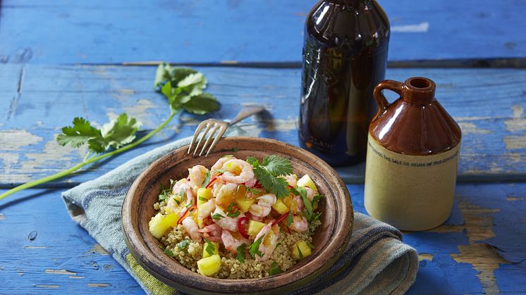 Welmoed Chenin Blanc fra Sør-Afrika passer perfekt til Spicy rekepoké med mangosalsa og quinoa. Bilde fra boken Poké! Fargerik gatemat fra Hawaii, skrevet av Oskar Hellin og Helle Øder Valebrokk. Foto: Synøve Dreyer