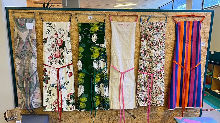 Bagarmossens skola visade förkläden av återbrukade textilier samt örhängen skapade av sockertänger under en elevutställning på Skärholmens återbruk.