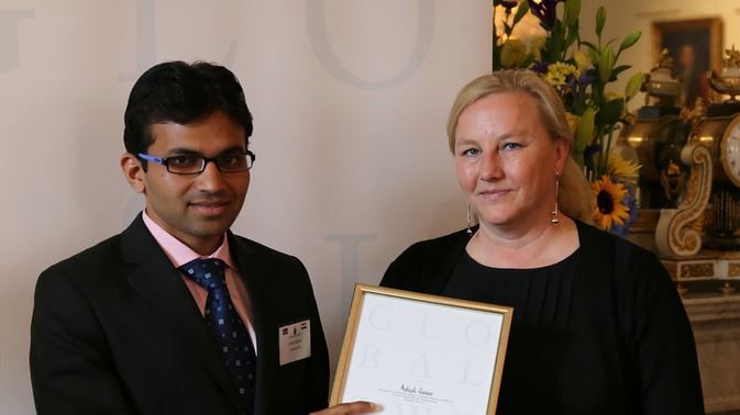 Student vid Högskolan Väst tog emot utmärkelsen "Global Swede" av handelsministern 