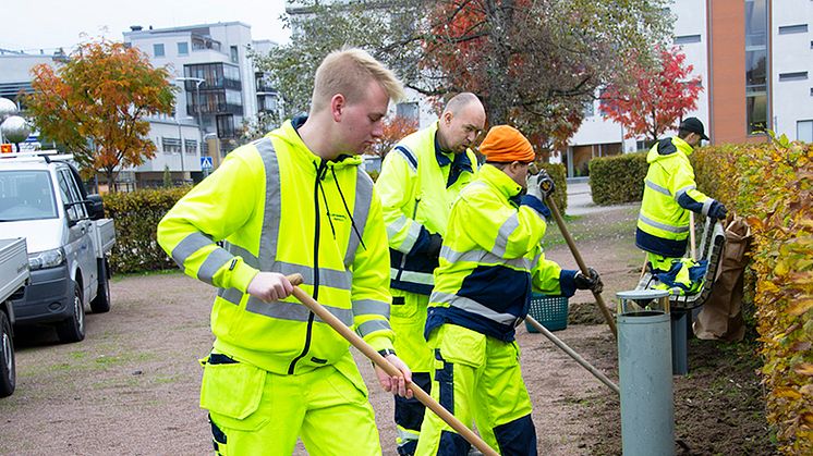 Att rensa ogräs och städa upp parker och på lekplatser är en av tekniska gruppens uppgifter.