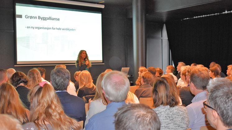 Over 120 medlemmer og andre interessenter tok turen til Greenhouse Oslo i Scheweigaardsgate 34 C på fredag den 24. august for å delta på Grønn Byggallianses Kick-off! Her ønsker styreleder Hege Schøyen Dillner alle velkommen. 