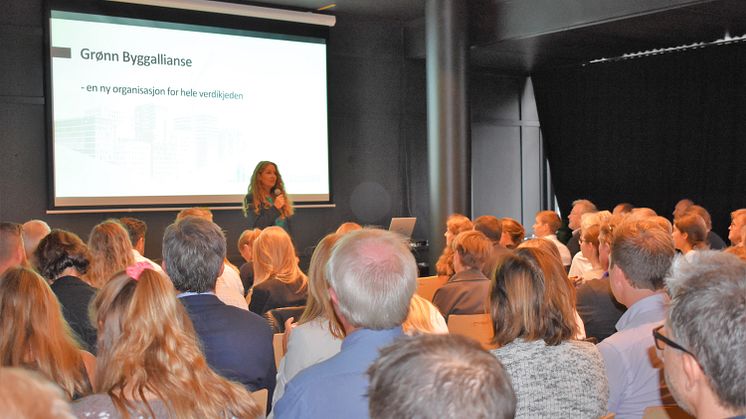 Over 120 medlemmer og andre interessenter tok turen til Greenhouse Oslo i Scheweigaardsgate 34 C på fredag den 24. august for å delta på Grønn Byggallianses Kick-off! Her ønsker styreleder Hege Schøyen Dillner alle velkommen. 