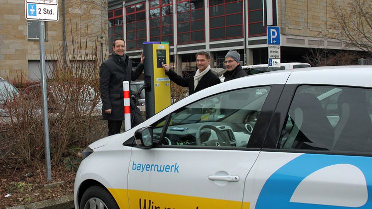 Vor dem Verwaltungsgebäude des Bayernwerks steht ab jetzt auch eine E-Ladesäule mit zwei Anschlusspunkten für die Fahrer von Elektroautos zur Verfügung.