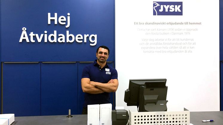 Ozan Sen, butikschef i Åtvidaberg, laddar för öppning. Foto: JYSK.