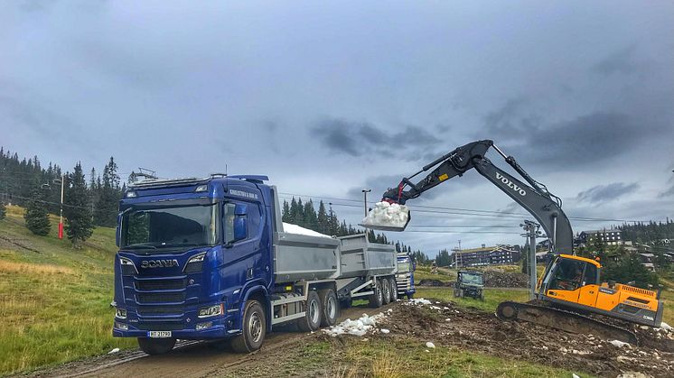Kvitfjellsnø lastes opp til lastebiler som skal til Oslo og X Games på Telenor Arena.