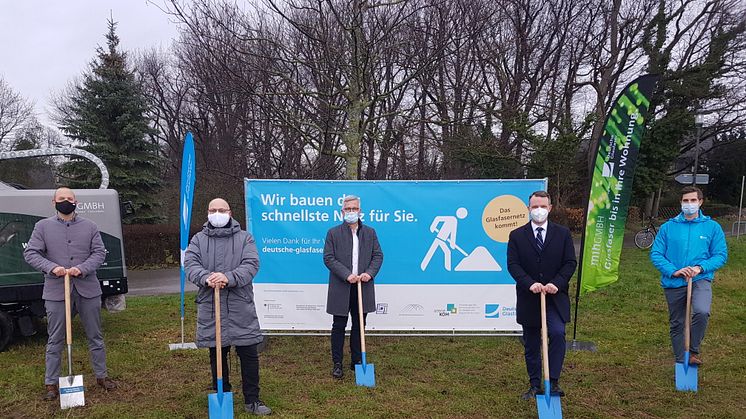 Von links: Andreas Römer (atene KOM), Bertram Schmidtke (Breitbandkoordinator Stadt Hagen), Erik O. Schulz (Oberbürgermeister), Gunther Schwab (Geschäftsleiter Förderprojekte Dt. Glasfaser) und Johannes Ludwigs (Projektleiter Dt. Glasfaser)