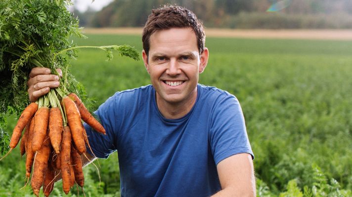 Det kan ta kun tre timer fra produsent av fryste grønnsaker, Bernt Freberg, høster gulrøtter på jordene på Nøtterøy til de er fryst ned hos Findus i Tønsberg. Foto: Bernt Freberg.