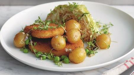 Felix frasig schnitzel med stekt spetskål, ärtor och potatis