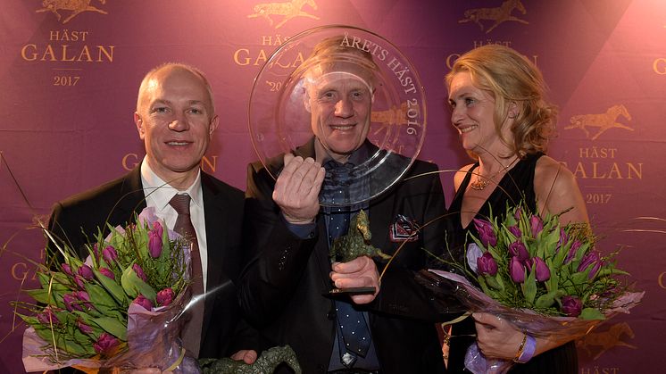 I mitten Stefan ”Tarzan” Melander vinnare av Årets häst med travhästen Nuncio och Catarina Lundström och Örjan Kihlström
