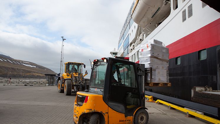 Svalbard_Longyearbyen_TF_cargo_164052_Photo_Jim_Sayer_Hurtigruten.JPG